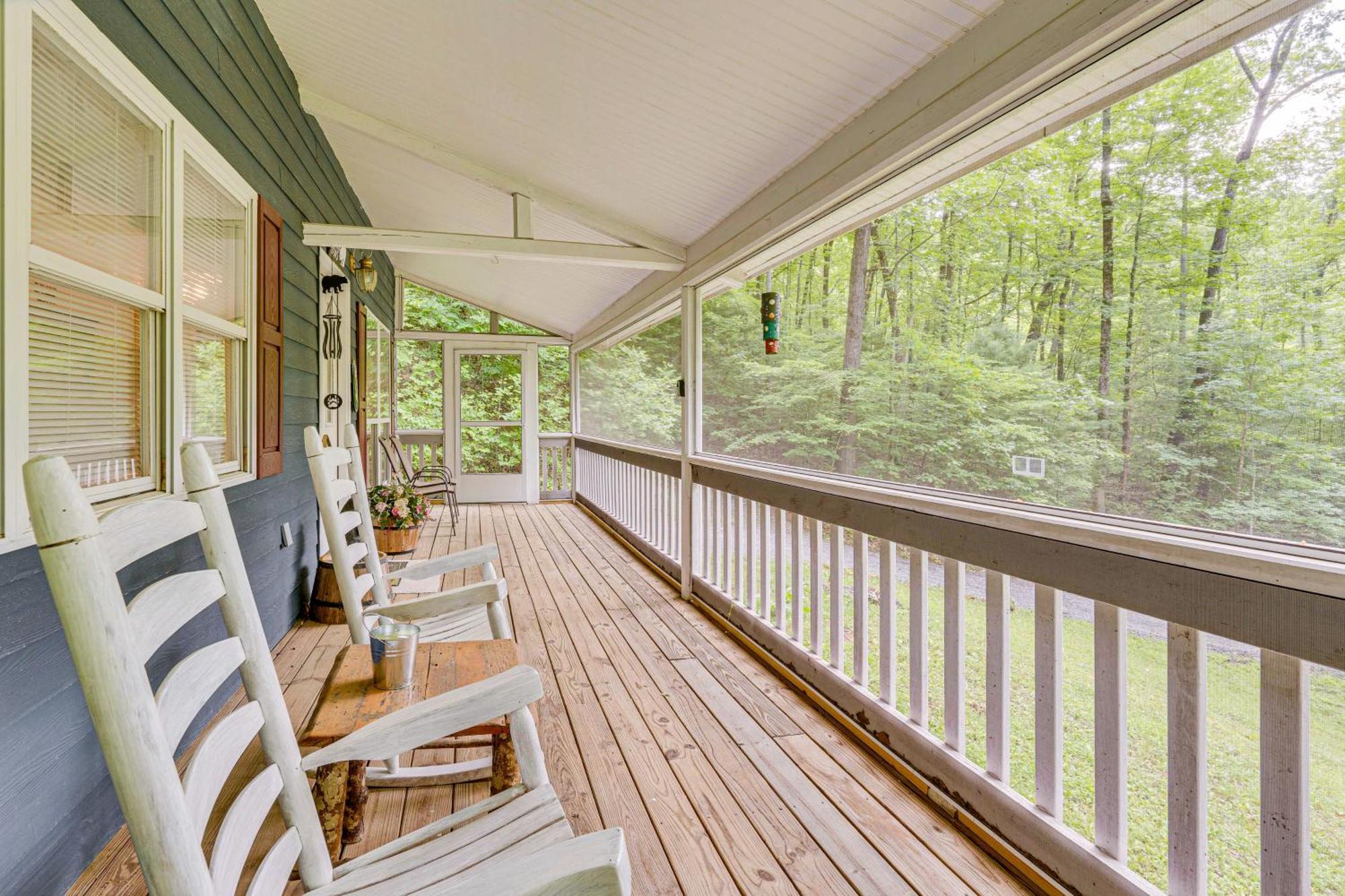 Secluded Cabin With Porch - 7 Miles To Lake Chatuge! Hayesville 外观 照片